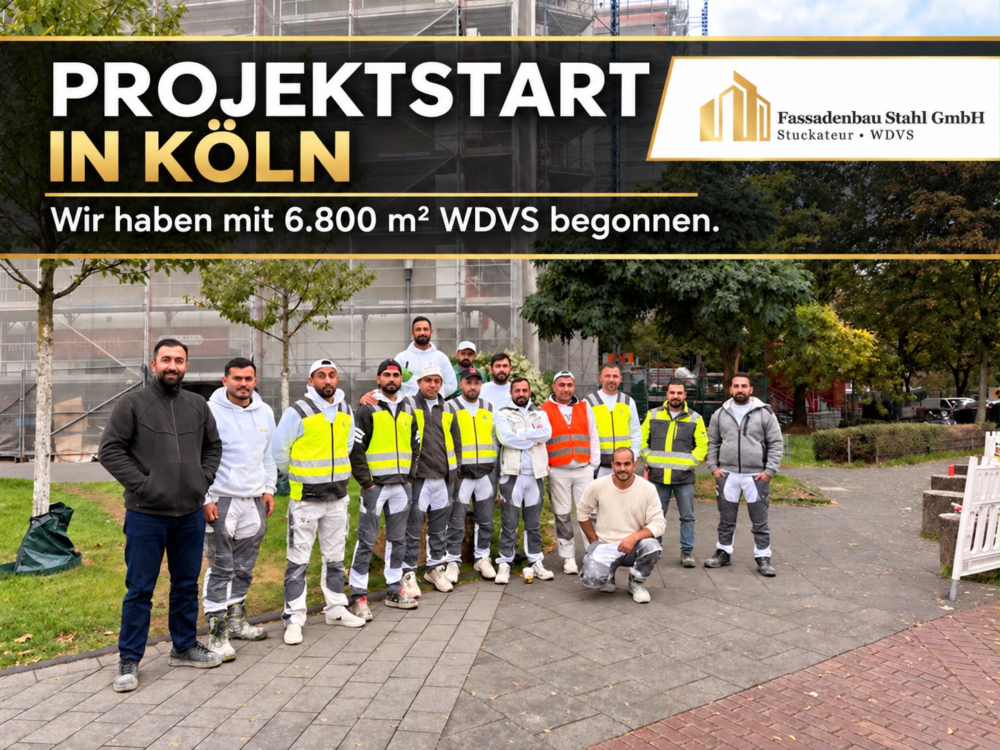 Projektstart in Köln – 6.800 m² WDVS, Team von Fassadenbau Stahl vor der Baustelle