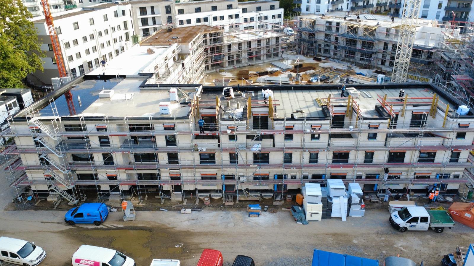 Pentagon in Wuppertal – Baufortschritt WDVS-Fassade, Drohnenaufnahme der eingerüsteten Fassade