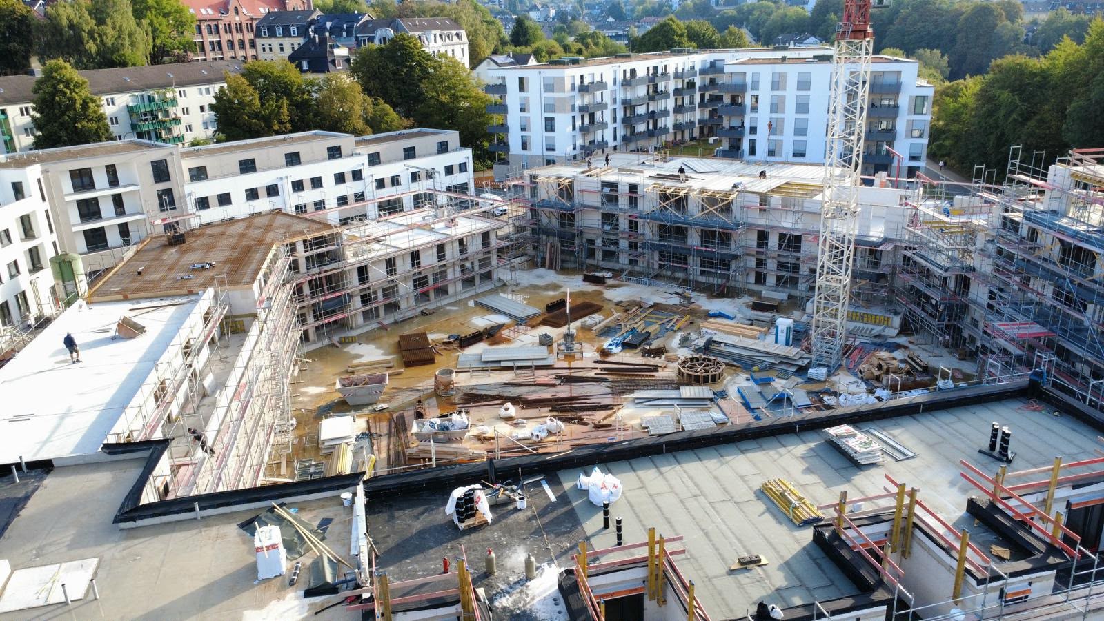 Pentagon in Wuppertal – Baufortschritt WDVS-Fassade, Drohnenaufnahme von Innenhof und Gebäudeflügeln