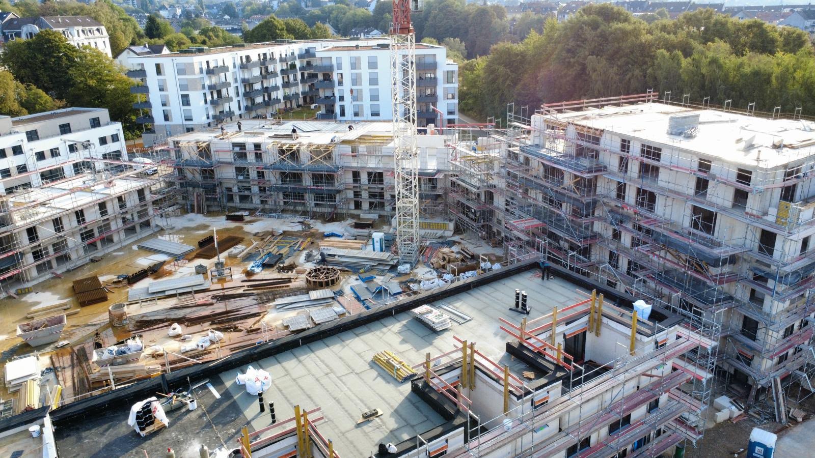 Pentagon in Wuppertal – Baufortschritt WDVS-Fassade, Drohnenaufnahme des eingerüsteten Hochbaus