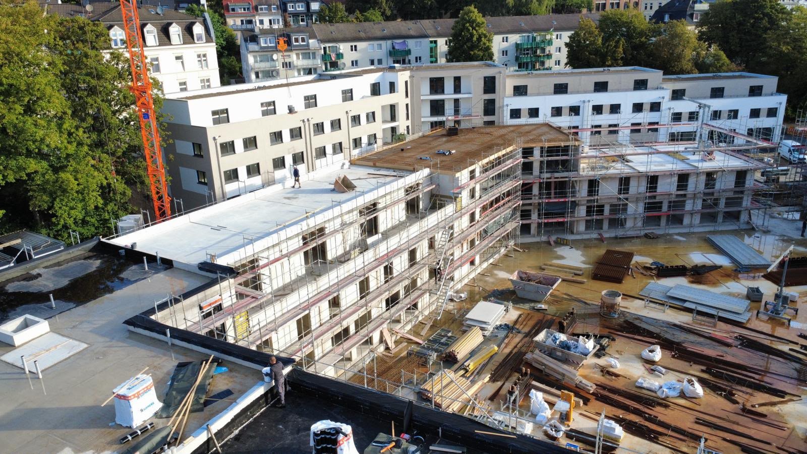 Pentagon in Wuppertal – Baufortschritt WDVS-Fassade, Drohnenaufnahme des mittleren Gebäudeflügels