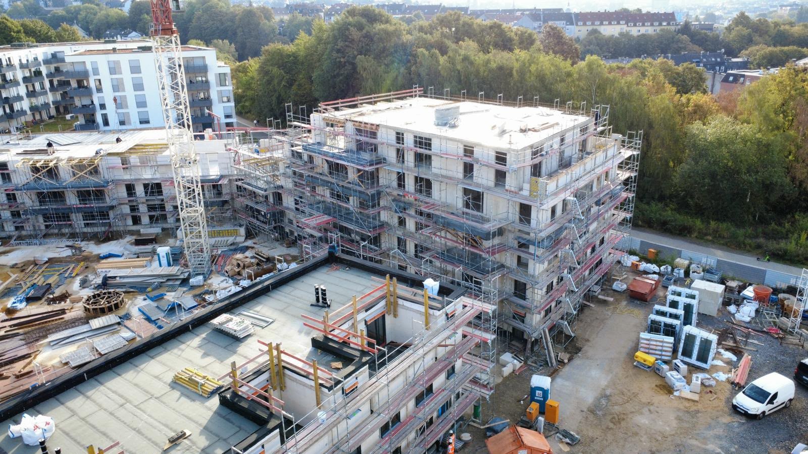 Pentagon in Wuppertal – Baufortschritt WDVS-Fassade, Drohnenaufnahme des Hochbaus