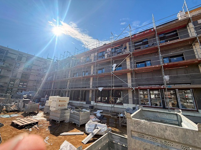 Pentagon in Wuppertal – Baufortschritt WDVS-Fassade, WDVS-Fassade mit Gerüst